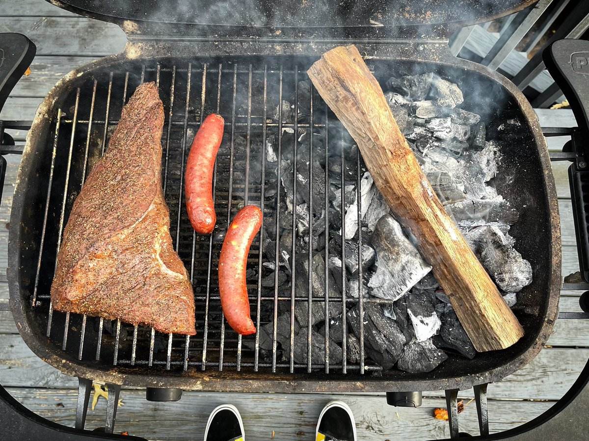 CraigTabor_'s tweet photo. Smoke by any means necessary!

Ran out of smoking chunks so tossed on a small oak split. Nothing can can get in the way of bbq progression!!

Got a @MidlandMeatCo links &amp; wagyu tri tip covered in @texasoildust Wildcatter smokin’ away on the @pkgrills 360 w some @FogoCharcoal .🔥 https://t.co/TvEgQ3WAGy
