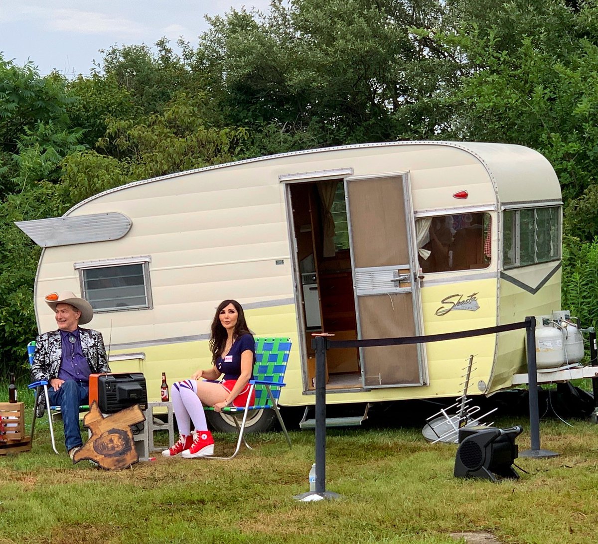MacGuffinGuild's tweet image. The MacGuffin Guild’s very own Pat &amp;amp; Justin (along with their beautiful wives) are lucky enough to attend tonight’s @joebobbriggsofficial and @kinky_horror 1st Annual #DriveInJamboree at the legendary @mahoningdriveintheater. Let us know if you’re here too! (1/2)