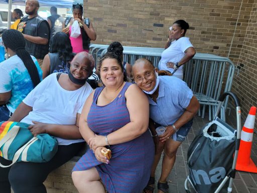 NYPD83Pct's tweet photo. Thank you to High Rollaz and NCO Boy’s Community Partners, NCOs, YCO Officer Slater for feeding the Officers and the Community. #CommunityAndPoliceWorkingTogether @NYPDChiefPatrol @NYPDCommPartner @NYPDBklynNorth https://t.co/JgzmhhcY9H