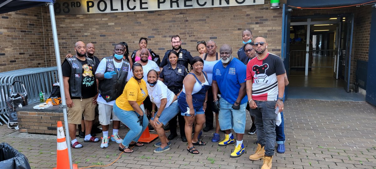 NYPD83Pct's tweet photo. Thank you to High Rollaz and NCO Boy’s Community Partners, NCOs, YCO Officer Slater for feeding the Officers and the Community. #CommunityAndPoliceWorkingTogether @NYPDChiefPatrol @NYPDCommPartner @NYPDBklynNorth https://t.co/JgzmhhcY9H