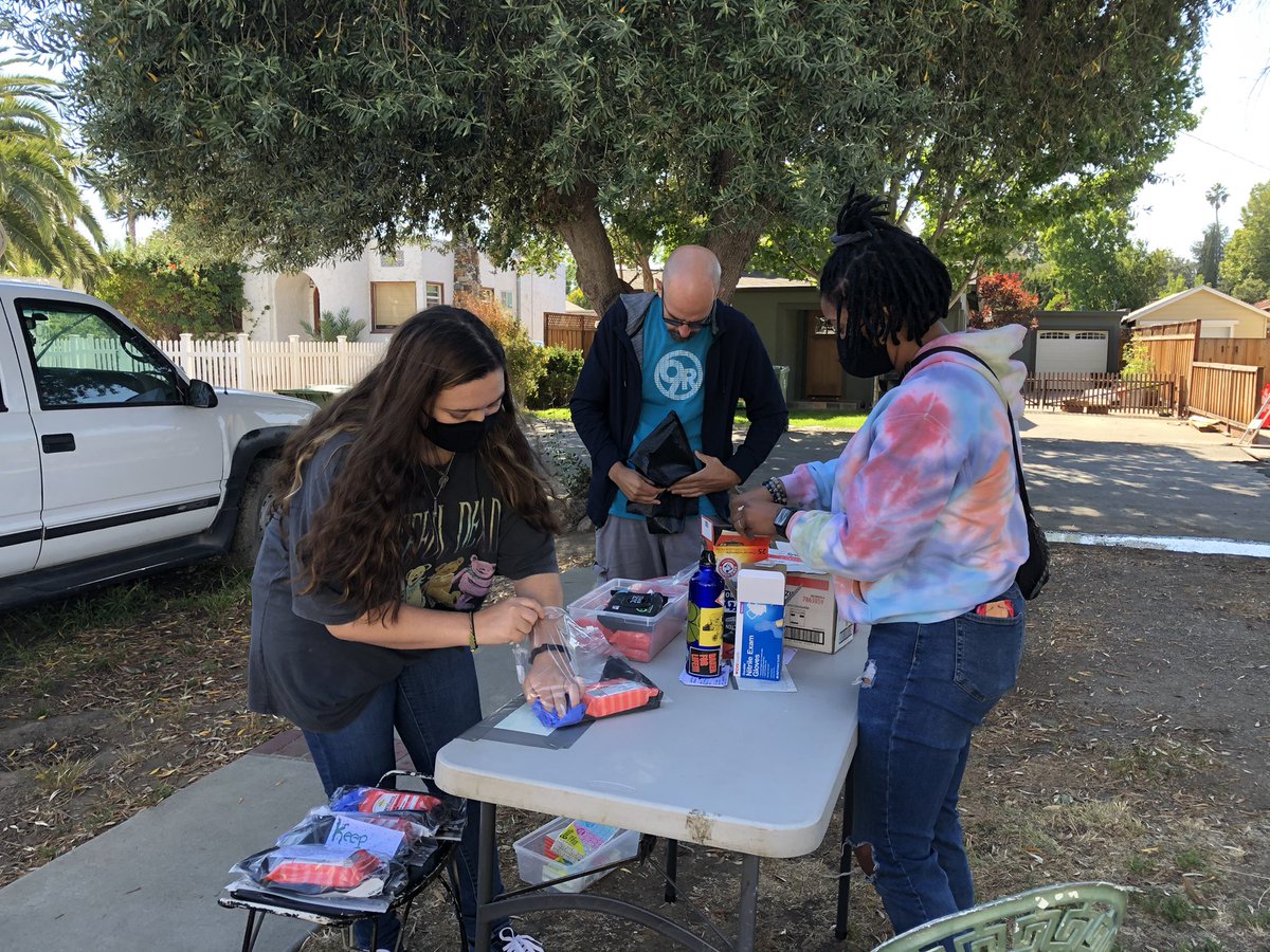 rfeedings's tweet photo. Renegade Feedings Prep Event 7/15/21 🛍🤝
We’re super grateful for everyone that came through to lend a helping hand with writing empowering cards &amp; packing hygiene bags! 🧡
Looking forward to seeing new faces at our distribution event this Sunday! 👀 DM to RSVP! https://t.co/edDyYtjRP6