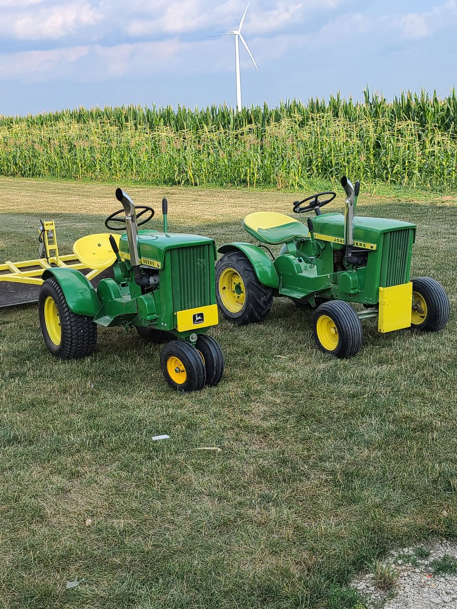 RitlandNick's tweet photo. Old school cool. Minus the wrong color rims on the narrow front! #JohnDeere #yardfarming https://t.co/GxFsDDfdMt