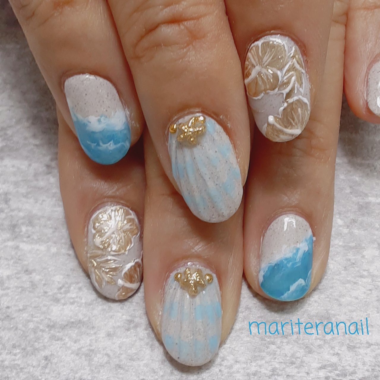 我孫子 Nailsalon Maritera 夏ネイル 砂の様なつぶつぶジェルやクリーム状のゴールドジェルでアートも楽しい 色も抑えて大人夏ネイル 夏ネイル ビーチネイル 海ネイル サマーネイル 大人夏ネイル Nailart 我孫子ネイル 人魚の鱗ネイル 砂
