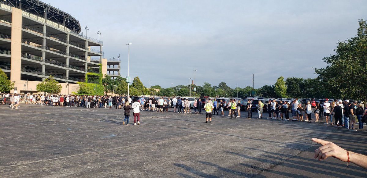Trouble getting into the Sox vs. Astros tonight. Crazy long lines to park and get in. Already missed over an inning and not close to the gate. #whitesox #guaranteedratefield #whatamess
