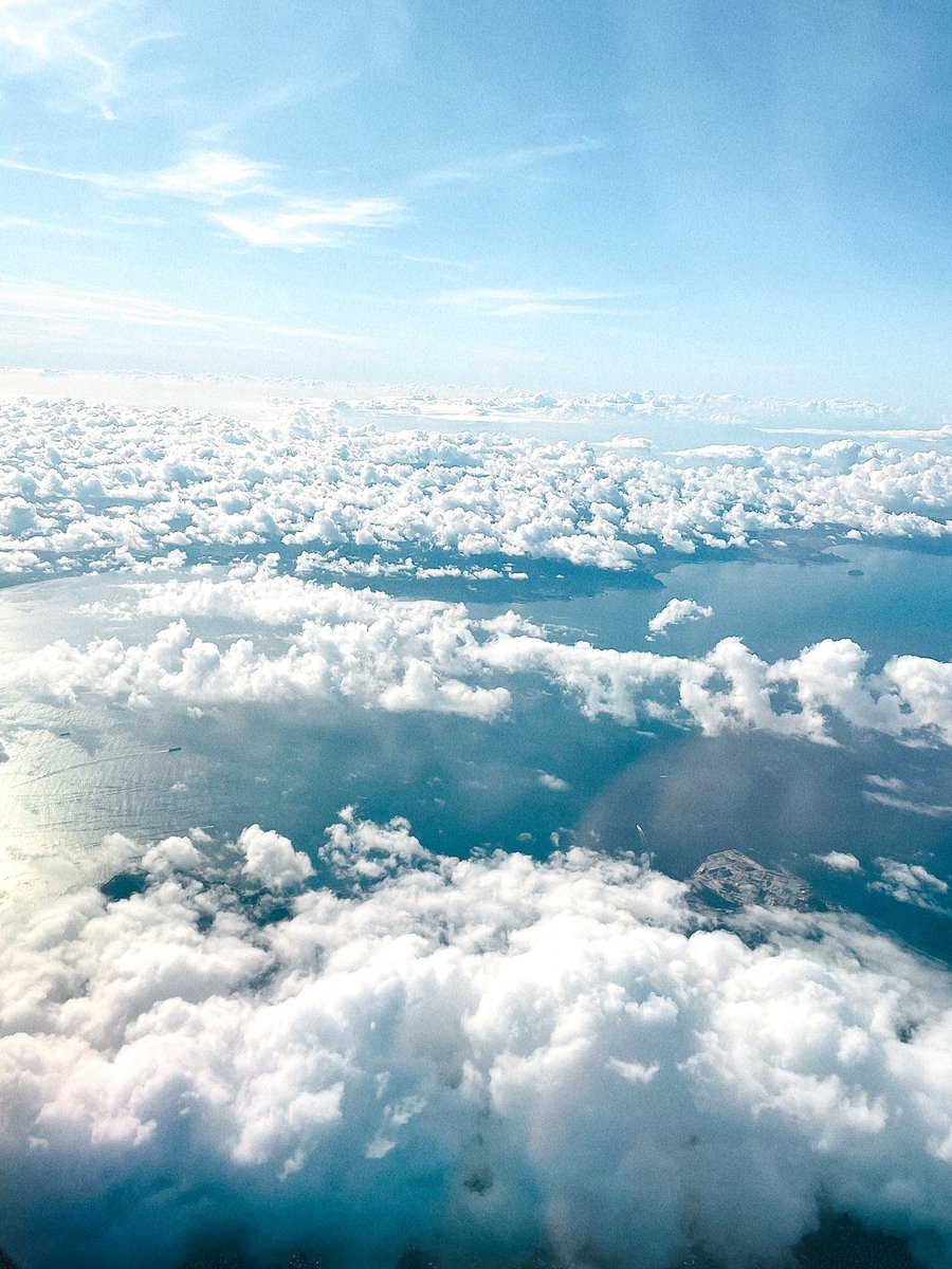 ImPhotoalbum's tweet photo. ���張で久々朝から飛行機✈️

雲がすご〜い
いつか宇宙に行きたい〜 https://t.co/TAU0xvGclu