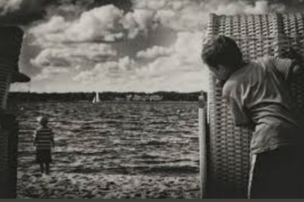 #وش_علامات_الحب
يا اللي تراقبني تراني اراقبك 
خل العناد وخل عنك التغلي
على الوفا والوصل يازين طالبك
بادر بوصلك قبل ما اجيك كلي
#تدل_دربها 🕊