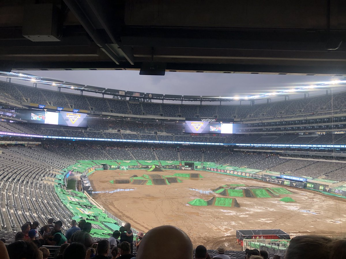 JessNielsen's tweet photo. Waiting for the show to begin! 
🛻🌩⚡️🌧 🛻⚡️
#MonsterJam @MetLifeStadium https://t.co/jj7cT3J3vB