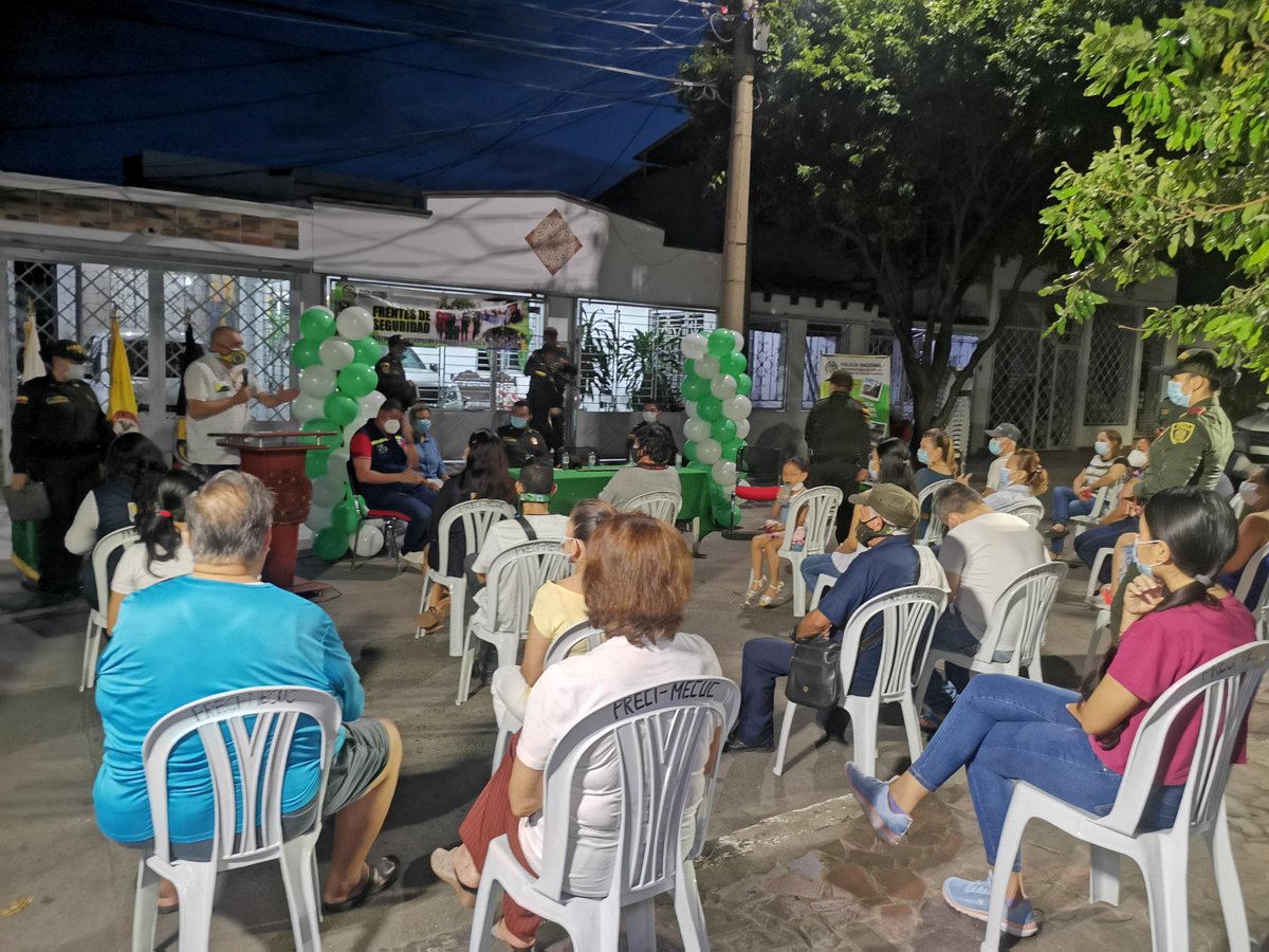 PoliciaCucuta's tweet photo. En compañía de  @CucutaSeguridad        #AsoJuntas realizamos la activación de nuestro nuevo #FrenteDeSeguridad  en el barrio #CeibaII fortaleciendo lazos de credibilidad y confianza con la comunidad. #EsUnHonorSerPolicía https://t.co/TvBTJen7Zw