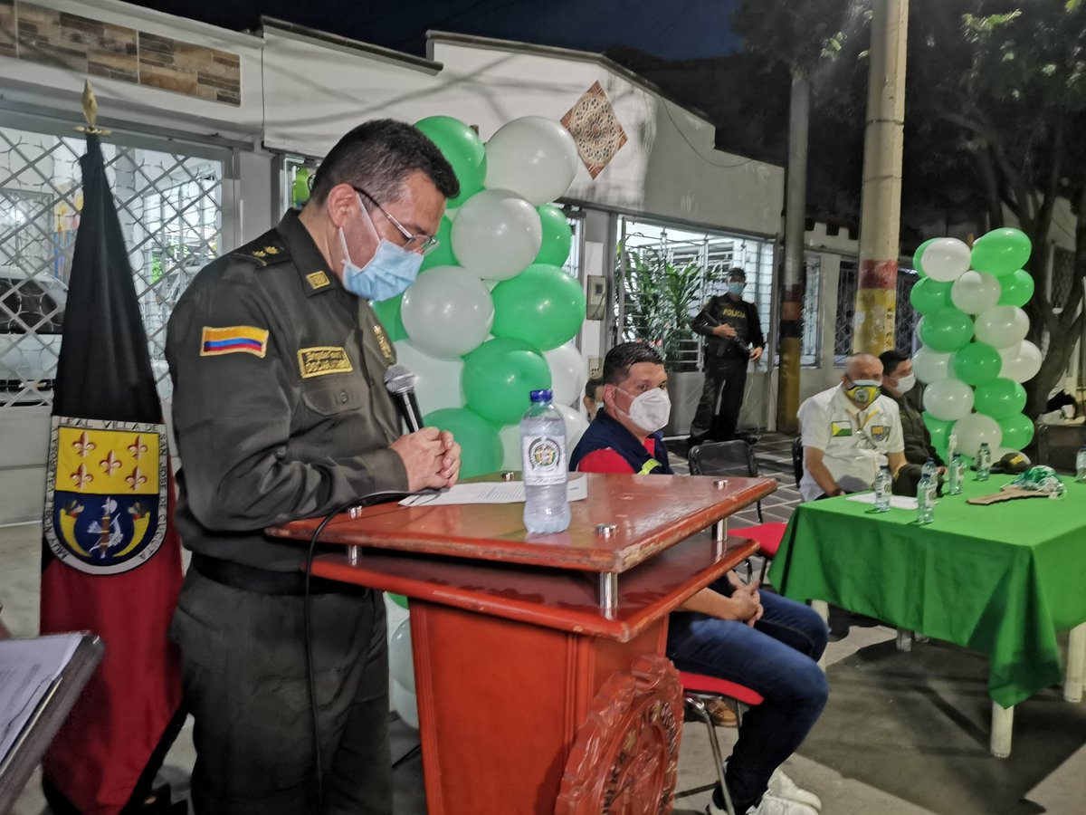 PoliciaCucuta's tweet photo. En compañía de  @CucutaSeguridad        #AsoJuntas realizamos la activación de nuestro nuevo #FrenteDeSeguridad  en el barrio #CeibaII fortaleciendo lazos de credibilidad y confianza con la comunidad. #EsUnHonorSerPolicía https://t.co/TvBTJen7Zw