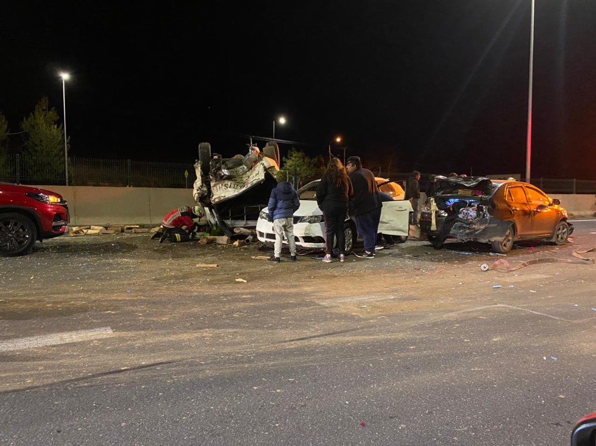 CEBioBio's tweet image. #FloridaCL Ruta 146 altura peaje Huinanco. Colisión de camión 6 vehículos menores aprox. Multiples personas lesionadas, 1 de gravedad. Bomberos trabaja en el lugar #CAT8