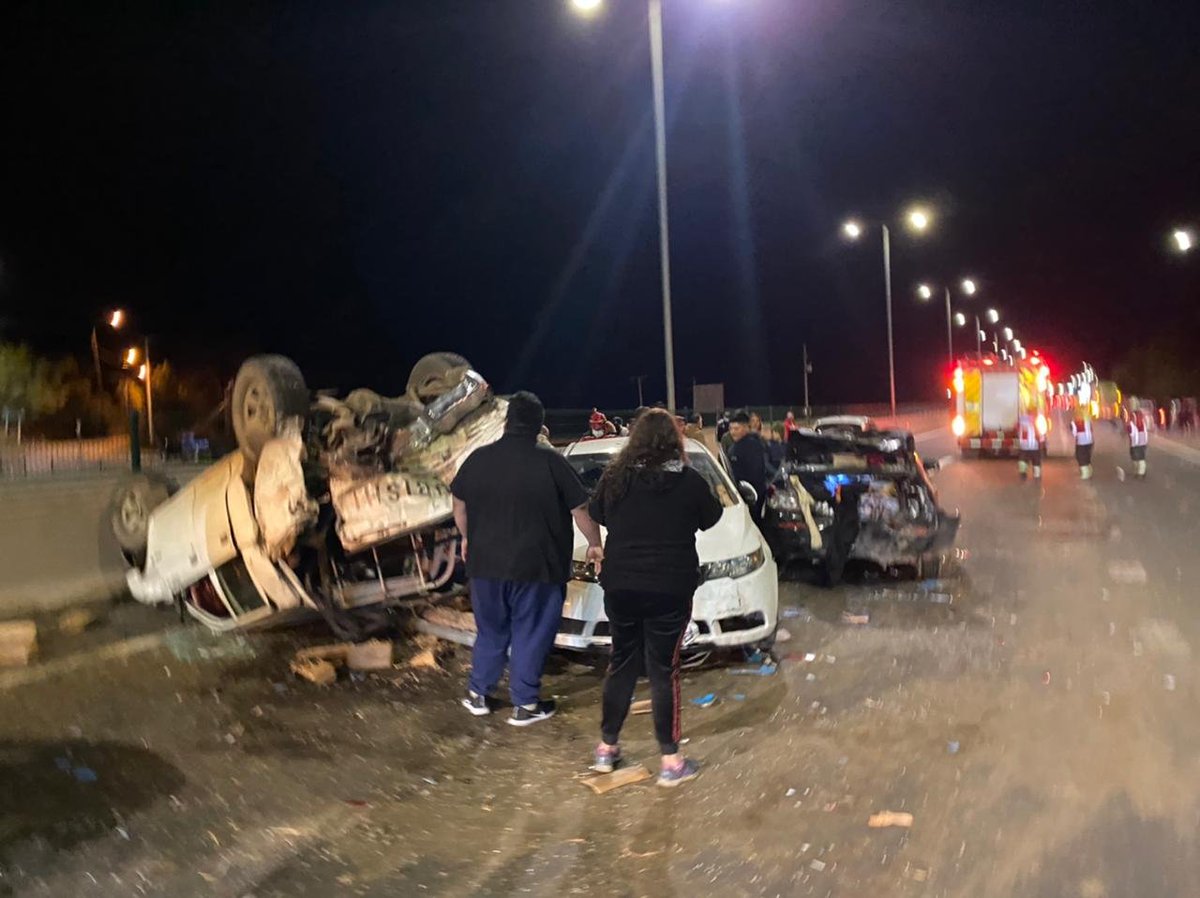 CEBioBio's tweet image. #FloridaCL Ruta 146 altura peaje Huinanco. Colisión de camión 6 vehículos menores aprox. Multiples personas lesionadas, 1 de gravedad. Bomberos trabaja en el lugar #CAT8