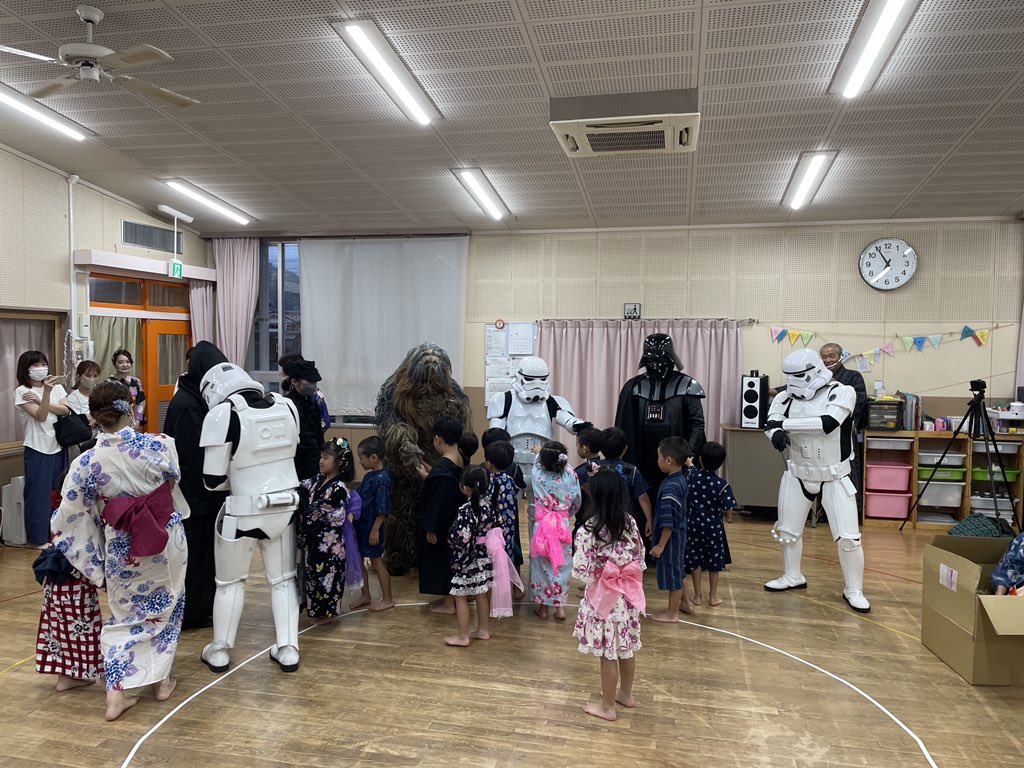 teikokuhei_tz's tweet photo. 20210718日照幼稚園盆踊り襲撃作戦✨
園児や父兄たちの笑顔と悲鳴🤣そして美しい先生方💕
暗黒面のチカラを思い知ったであろう。
1枚目の彼は次のジェダイかもしれない…
#日照幼稚園 #勝手にまちおこし #通津 #岩国 #スターウォーズ #ストームトルーパー #ダースベイダー #stoomtrooper #darthvader https://t.co/o1XUmF0Nwi