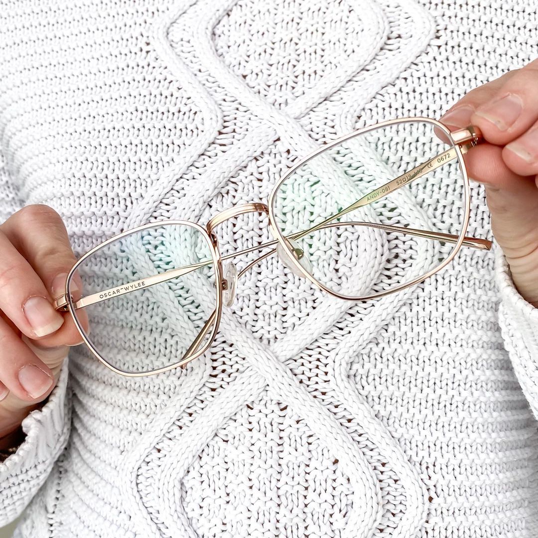 Inspired by Oscar Wylee’s signature transparent frame, Drew 🖤 Andy has been hand-crafted to flatter all face shapes with its rounded yet rectangular design 🤓 #oscarwylee