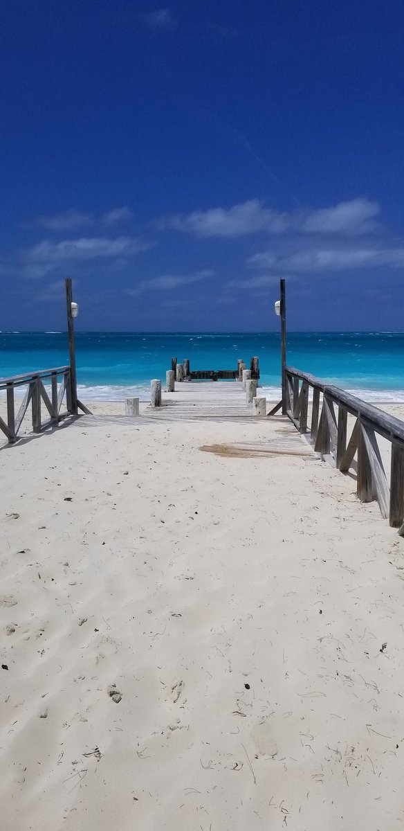 TeachPeachMath's tweet image. A peaceful view. Beautiful colors. White sand. #clubmed #turksandcaicos #turkoise