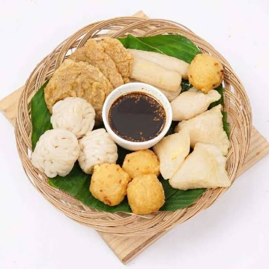 Yok drop sini salah persepsi makanan daerah yg kamu banggain, tapi gagal dr segi rasa, bentuk, tekstur, atau penyajian.
👇
Bagi orang luar Palembang: "Enak nih pempek Palembang"
.
Bagi orang Palembang: "is this a joke?"

Ket: ga semua pempek digoreng.

Jakarta         Aslinya