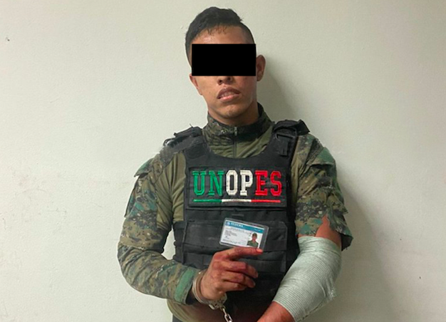 cmanueljuarez's tweet photo. Otra vez un comando armado liberó a un detenido, ahora fue Juan Francisco "V", alias “El Juanito” ó “El Flaco, segundo al mando del crimen organizado en Díaz Ordaz. Lo sacaron del hospital donde estaba custodiado por policías estatales desde el pasado 13 de julio.

Va hilo. https://t.co/pv35FqzCkV
