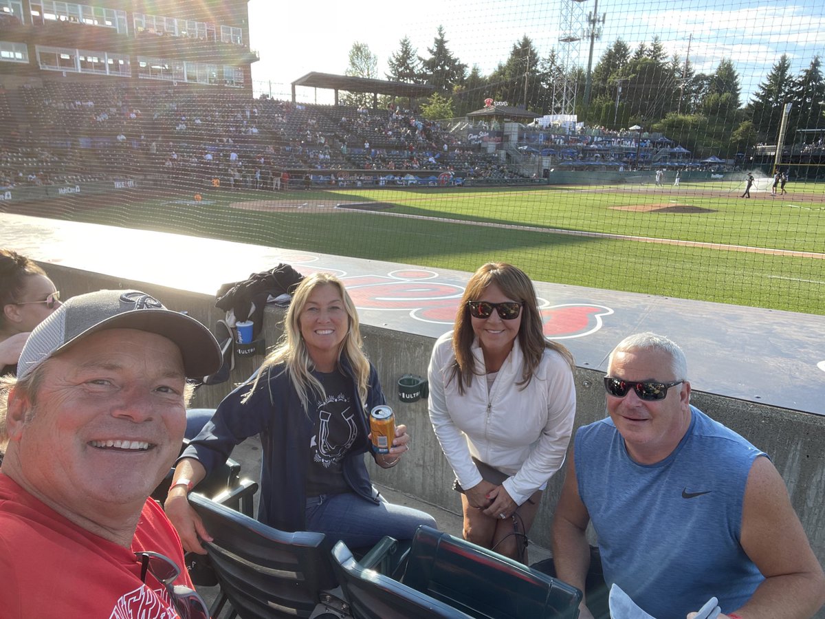 jimhof9's tweet photo. Rainiers then horse track
Great night⚾️⚾️🍺🍺🐎🐎🍺🍺 https://t.co/6KavTl2DuD