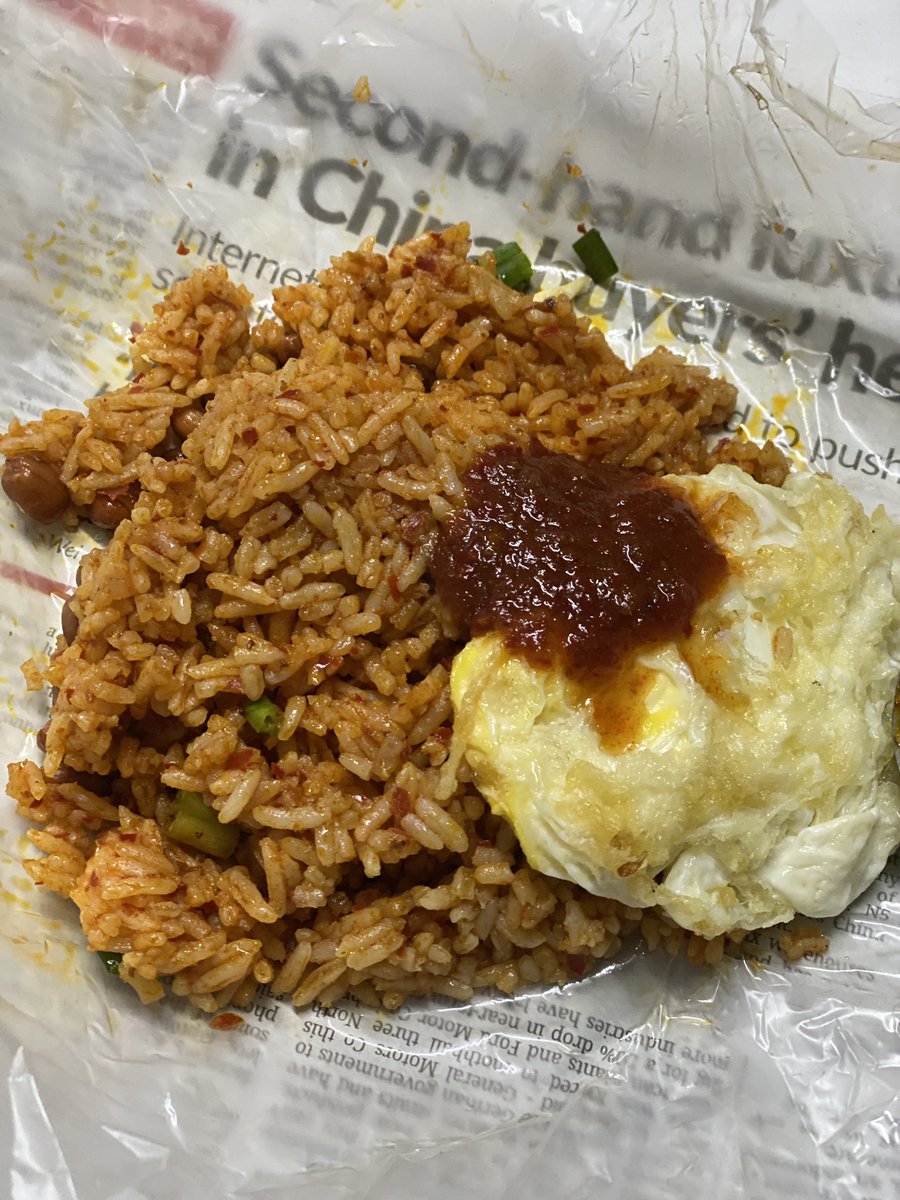 AhmadAzimAsri's tweet photo. Nasi goreng + telur mata rm1 je? Bila makan rasa nak nangis sedapnya 😭 Terasa opah2 masakkan dulu. Sedapnya Cik Ahh!!! Semoga murah rezeki Cik Ahh 🤲🏼  
📍Taman Temara (Tapak pasar malam) https://t.co/WHsqZMljmP
