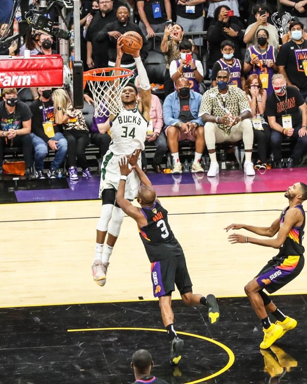 MaryPatrux's tweet image. Il se passe toujours des choses quand Lebron est là.