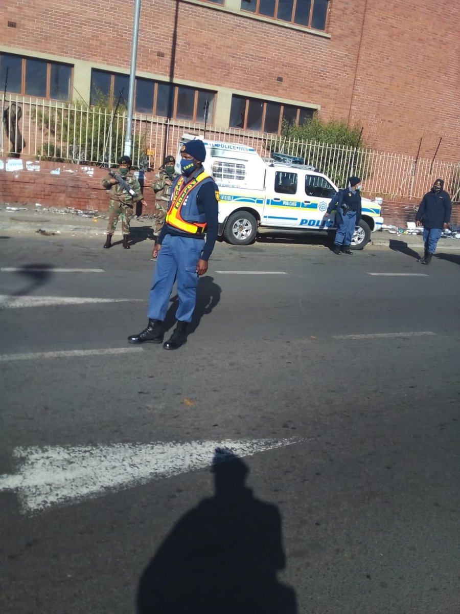 _ArriveAlive's tweet photo. Military assists police at vehicle checkpoint in Bloemfontein https://t.co/YeyozkYuQ2 #ArriveAlive #VehicleCheckpoint @SANDF_ZA @SAPoliceService https://t.co/qwLXny07Y5