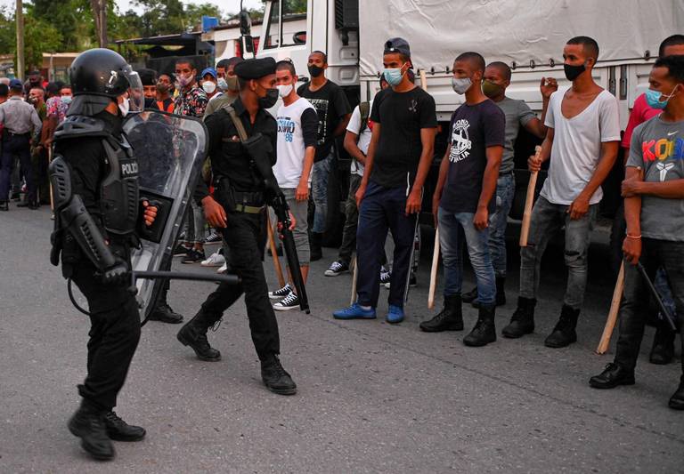 GanBlogger's tweet photo. @erivan_raposo @yosbel_perez @DiazCanelB Somos unos expertos en montaje fotográfico. 🤨😒
#CubaEsUnaDictadura 
#DiazCanelSingao 
#VivaCubalibre 🇨🇺 https://t.co/iRwwZ8KJhw