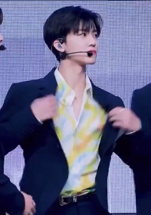 ไม่บอกว่าอายุ20คือไม่เชื่อนะใส่สูทขึ้นสเตจแล้วหล่อชหถามอีกที20จริงใช่มั้ยหล่อเกินมาก ㅠㅠ