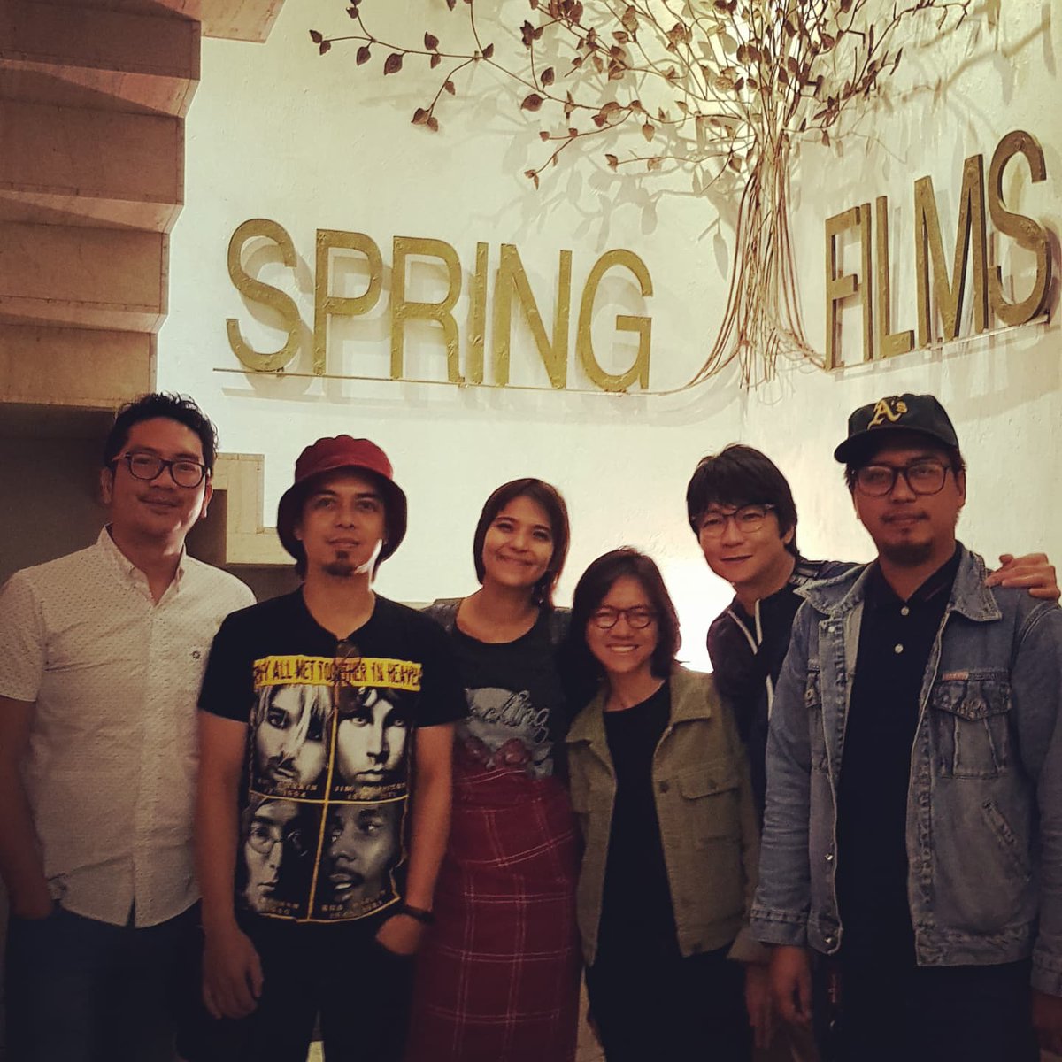 moonlanegardens's tweet photo. Throwback to Nov 2019 when we had the privilege to watch an untitled movie at the Spring Films office. Congratulations, Direk @msderossi for My Amanda! π§‘π
#orangeandlemons #springfilms #MyAmandaOnNetflix https://t.co/qY529wmnoZ