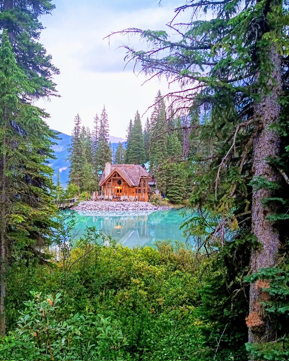 'The real voyage of discovery consists not in seeking new lands but in seeing with new eyes.'😍😍💙💙

#travelbritishcolumbia #emeraldlakelodge #emeraldlake #travelphotography📷 #yohonationalpark  #hikingadventures👣 #hikinggram #wildwoman #travelwithlove #travelgirlsofficial