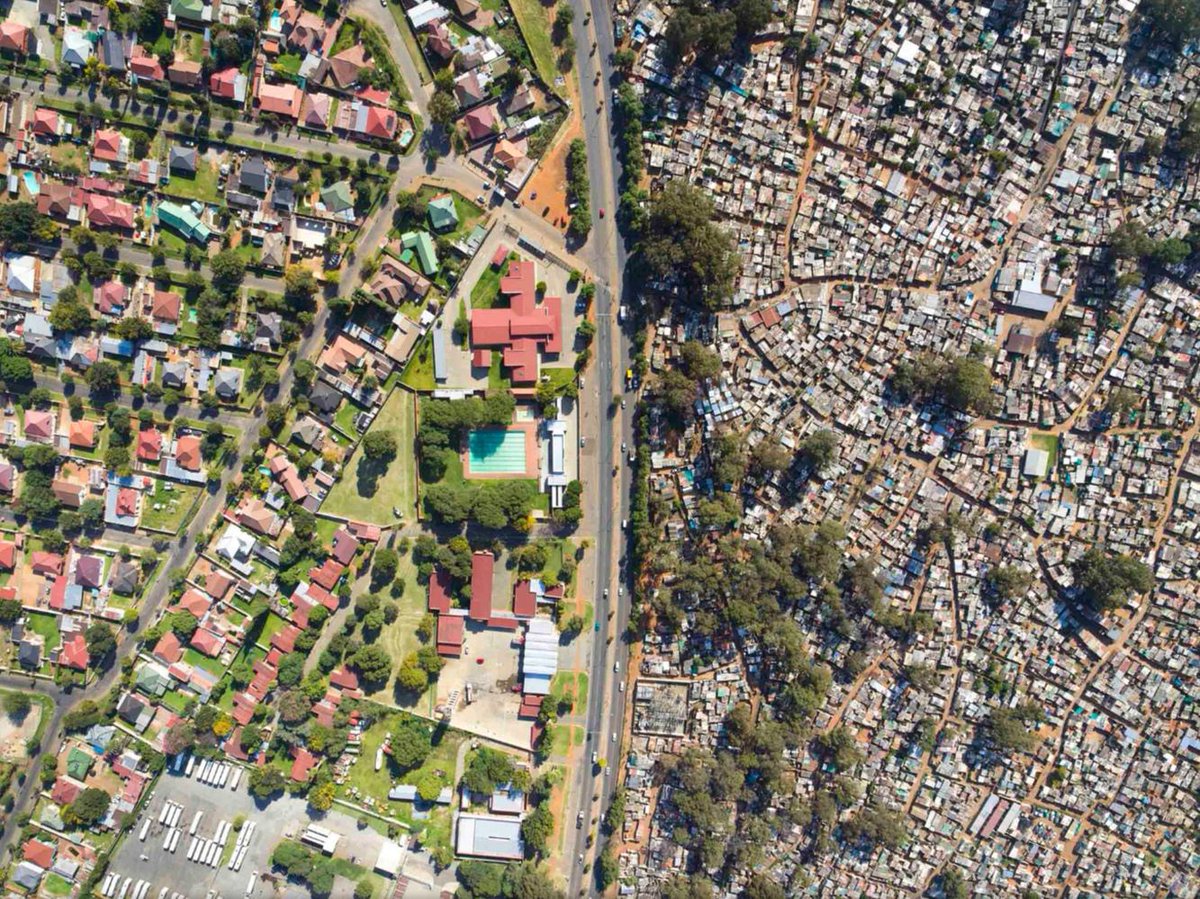 📸 Güney Afrika'daki sınıfsal eşitsizliği harika bir şekilde gözler önüne seren çarpıcı bir görsel.