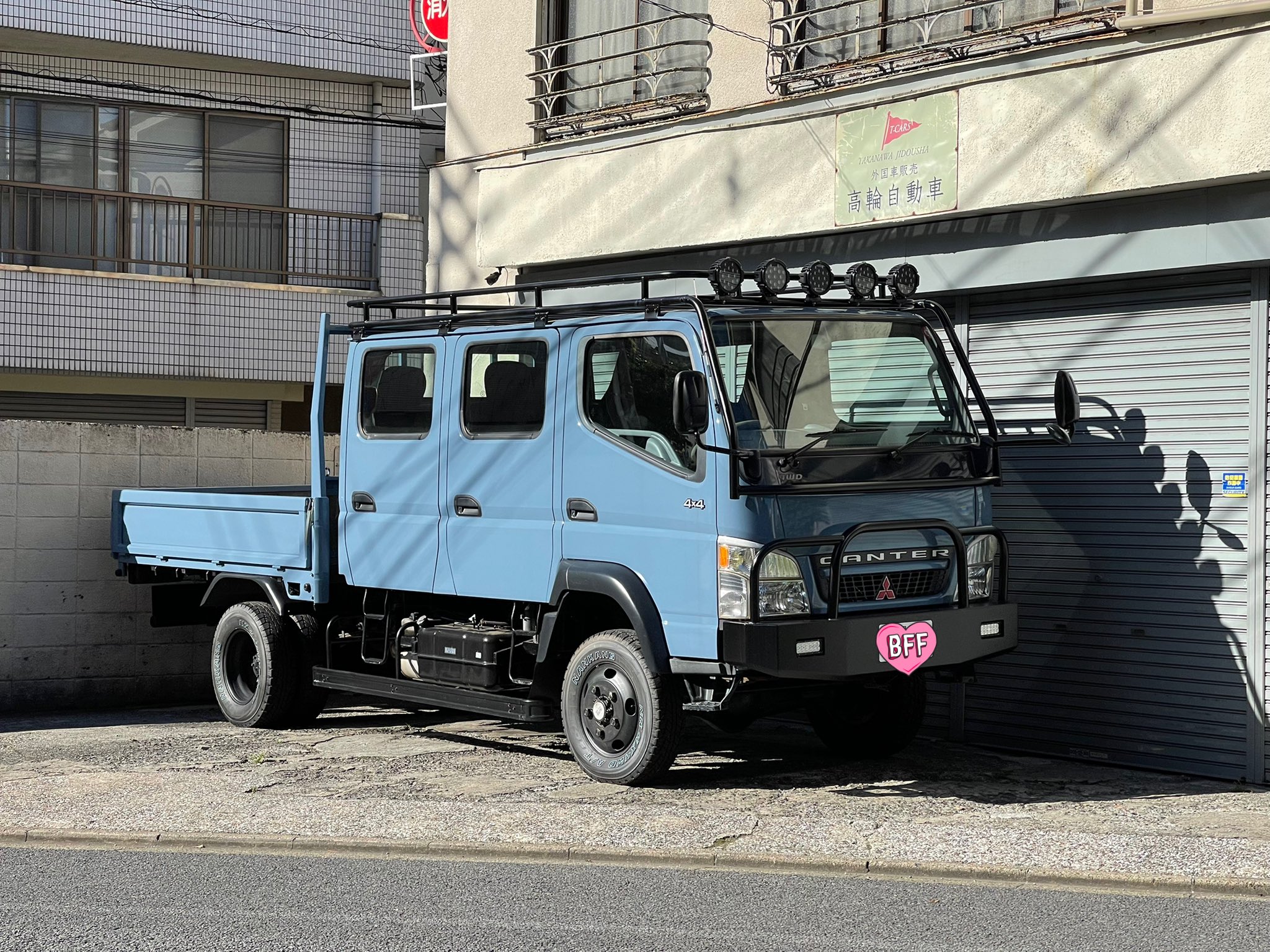 志条わかば ラリー女子高生 中古車や不思議クルマ界隈では結構有名な高輪自動車さんの前に なんかスンゴイの停まってる やーい お前んちのトラック 10人乗りー キャンターーー T Co Tqytgfr6il Twitter