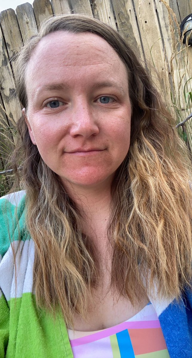 Kim rocks the pool-side selfie and the opposite sideline! #shegetsitdone