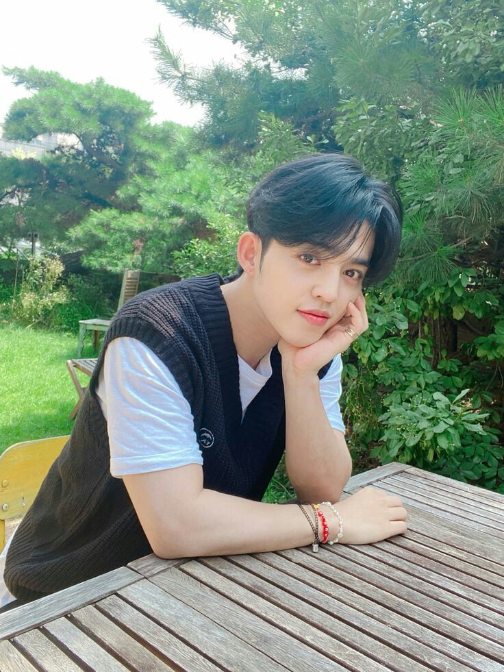 ChexlKim's tweet photo. —publica en instagram unas fotos que su hermana @JngyeonKim le habia tomado mientras almorzaban luego de llegar al valle de Coachella. —

#Rolbandchella21 https://t.co/VssqVZNZpl