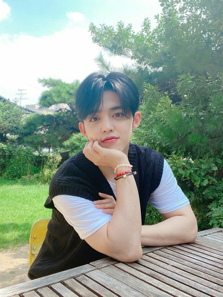 —publica en instagram unas fotos que su hermana <a href="/JngyeonKim/">Jeong Yeon</a> le habia tomado mientras almorzaban luego de llegar al valle de Coachella. —

#Rolbandchella21