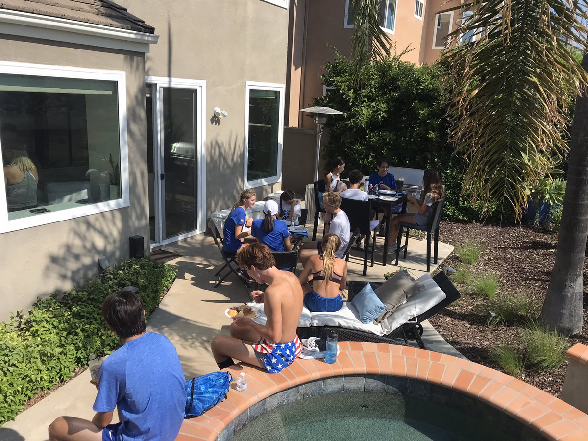 SMCHS_XC's tweet image. Great #longrun in #whitingranch this am. Varsity boys after a long climb at #fourcorners 🇺🇸
Thanks to the Gibson’s for hosting a a post run #pancakebreakfast at their home!!!🙏🏼