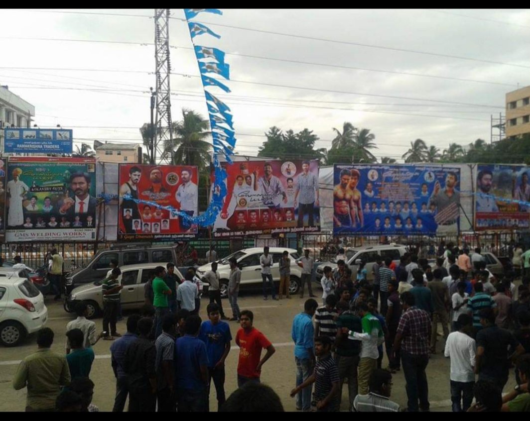 Covaidhanushfc's tweet photo. @dhanushkraja
@COVAIdhanushFc
#massopening
#covai karpagam COMPLEX 👍👍👍
🙏🏻THANKU SO MUCH ALL COVAIDHANUSHFC FANS💚
@DirectorS_Shiva @DhanushTrends_
@allindiadfc https://t.co/L1nsp9X42p