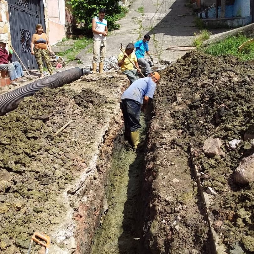 RicardoAlcalde2's tweet photo. Así avanzan los trabajos de construcción y sustitución del colector de aguas servidas en la calle Venezuela de Barrancas. Nuestros vecinos organizados se dan la solución. Sin duda seguiremos apoyando. #DecimosYHacemos #HonestidadyCompromiso https://t.co/dNAk2CKO6b