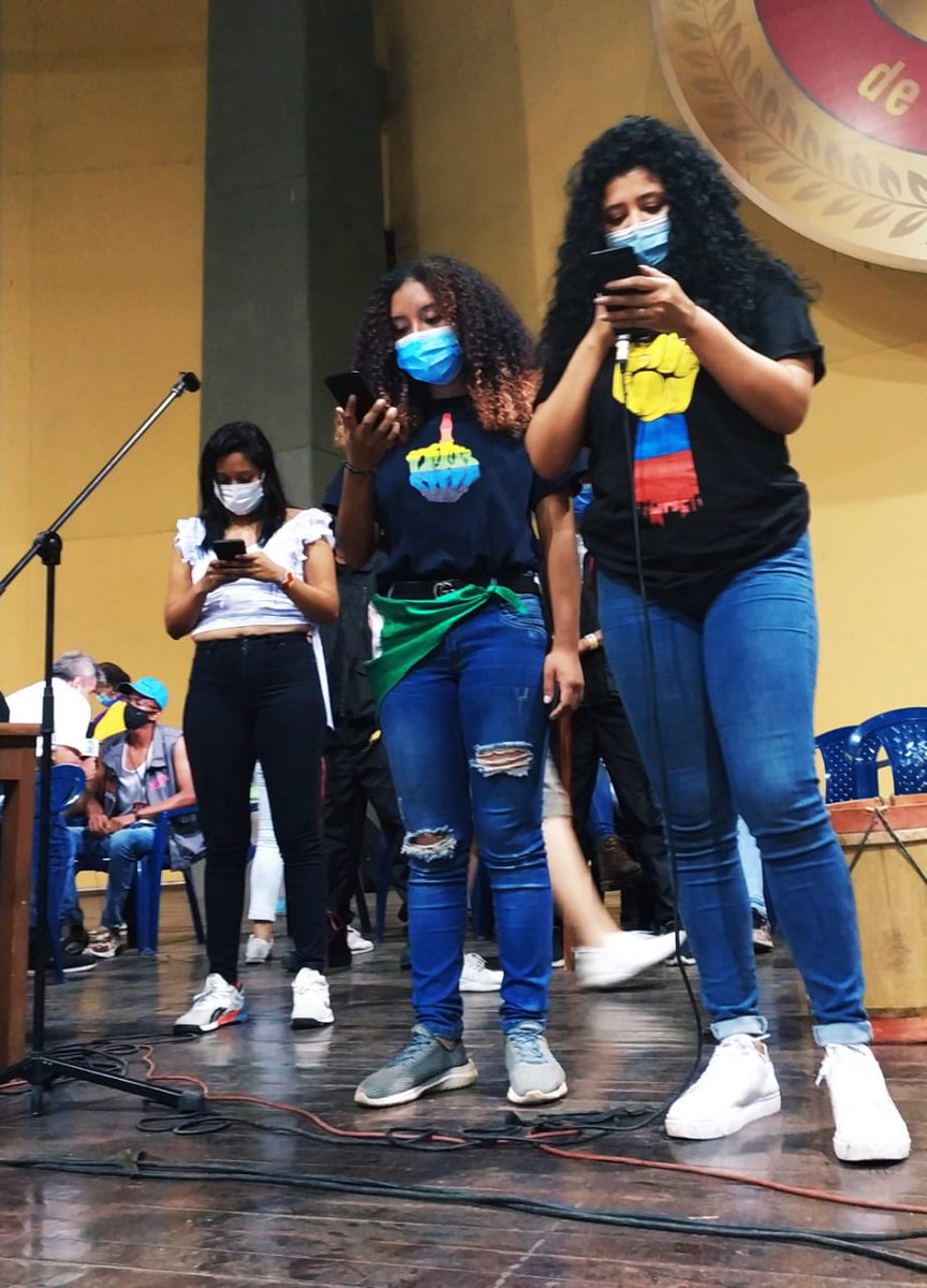 asambleapop21's tweet photo. Unión de Resistencias de #Cali @URC_cali presentes en la #AsambleaNacionalPopular dejando un mensaje de exigencia por un futuro digno y un gobierno obrero, campesino y popular.
El 20 de julio a las calles de todo el país. ✊🏽 https://t.co/e5tRGc6qLh