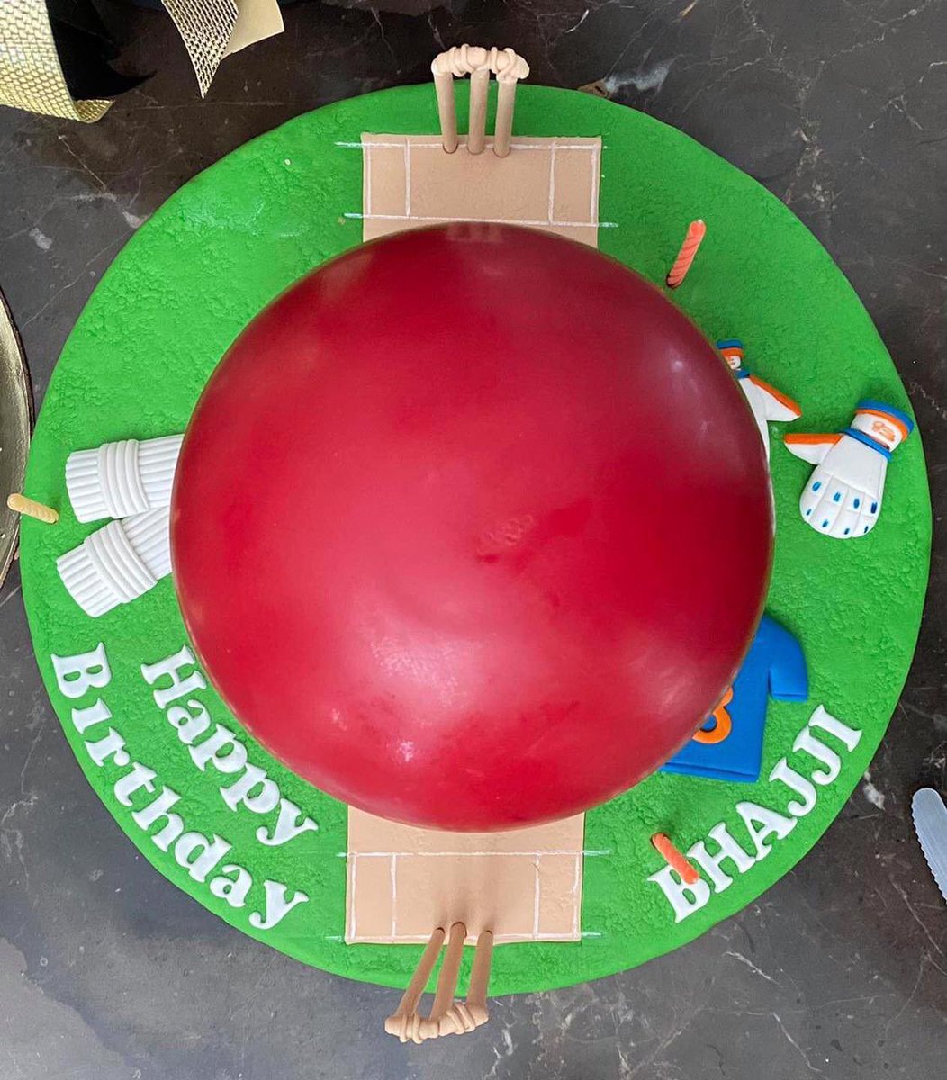 DCakeC's tweet photo. Our custom made  #birthdaycake a piñata #seasonball for the @harbhajan_singh . A #cricketers love for #cricket ! 

#edibleartbyrinku #mumbaiindians #ipl #IndianCricketTeam #harbhajansingh #happybirthday https://t.co/yeJLNBo2Mx