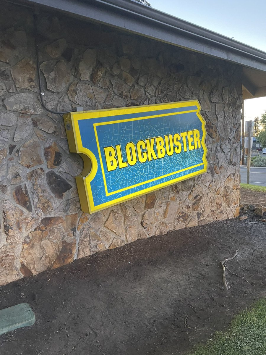 lNTERNETBBY's tweet photo. look what we passed on the road 😭😭 -  the last blockbuster https://t.co/dWy4GYh087