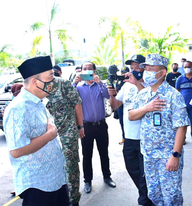 MPA_Timur's tweet photo. TLDM peroleh sumbangan lembu dari Kerajaan Negeri Sabah

Timb. PA Timur Laksma Sazalee mewakili TLDM bagi menerima sumbangan 5 ekor lembu dalam Majlis Penyerahan Lembu Korban oleh Ketua Menteri Sabah di perkarangan Masjid Haji Noor Kg Serusup, Tuaran pagi tadi.

#NavyNews https://t.co/G4ZyynQMtj