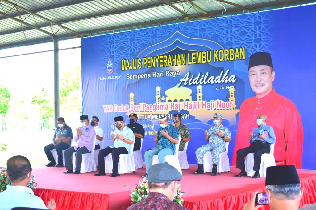 MPA_Timur's tweet photo. TLDM peroleh sumbangan lembu dari Kerajaan Negeri Sabah

Timb. PA Timur Laksma Sazalee mewakili TLDM bagi menerima sumbangan 5 ekor lembu dalam Majlis Penyerahan Lembu Korban oleh Ketua Menteri Sabah di perkarangan Masjid Haji Noor Kg Serusup, Tuaran pagi tadi.

#NavyNews https://t.co/G4ZyynQMtj