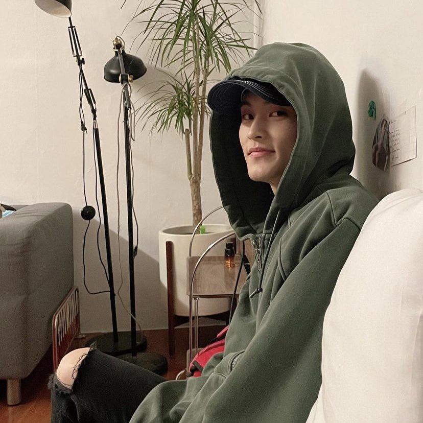 nct_closet_'s tweet image. 💚210323 인스타 마크 옷 정보💚

브랜드: JUUN.J (준지)
제품명: KHAKI GARMENT DYING HOOD ZIP UP
가격: 530000원

SSF샵 : m.ssfshop.com/Juun-J/GM00201…

#마크 #MARK #NCT #NCT127 #NCTDREAM #NCTU