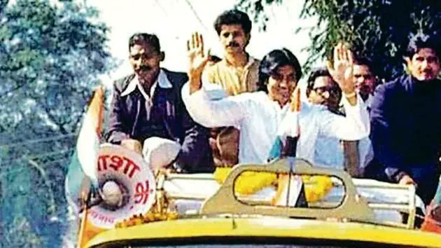 filmbibo's tweet photo. महानायक @SrBachchan ने आज 18 जुलाई को 1987 में लोकसभा की सदस्यता से इस्तीफा दिया था। बिग बी ने UP के Ex CM हेमवतीनन्दन बहुगुणा को 1984 के चुनाव में इलाहाबाद से रिकॉर्ड अन्तर से हराया था। अमित जी ने 1.87 लाख वोटों से चुनाव जीता जो इस सीट से हार-जीत का अब तक का सबसे बड़ा अन्तर है। https://t.co/xvr4Rg743k