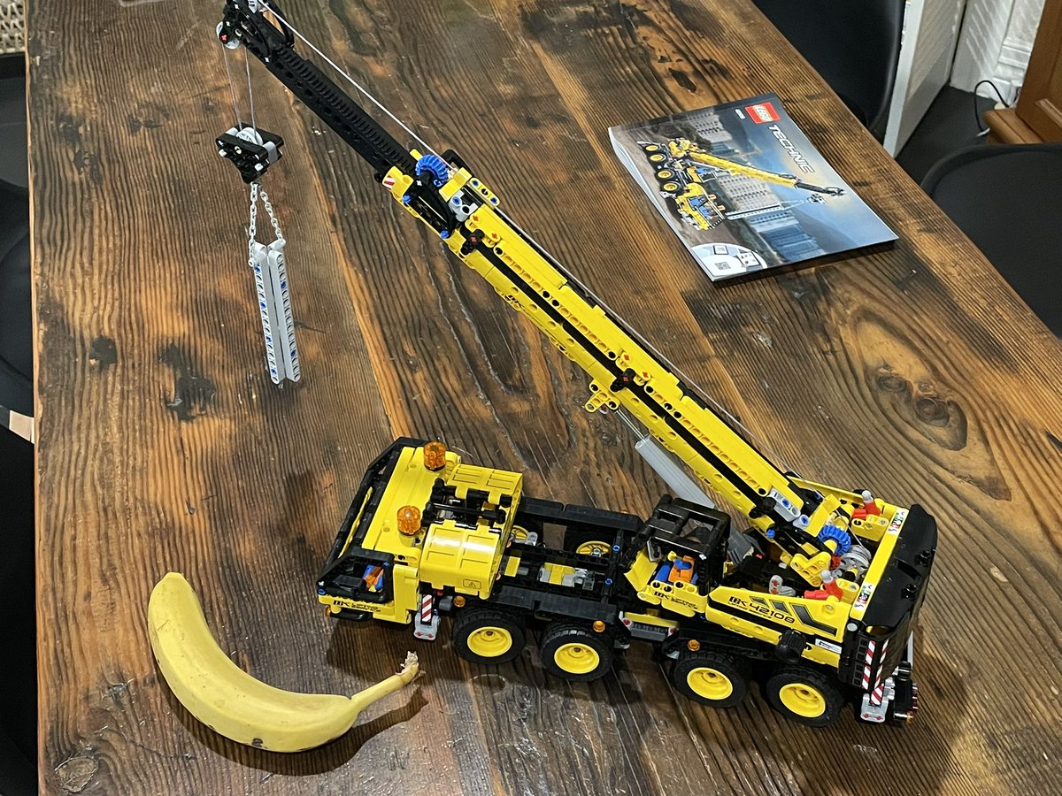 And we’re done!
Banana added for scale and extra yellow
#lego #lockdown #banana
