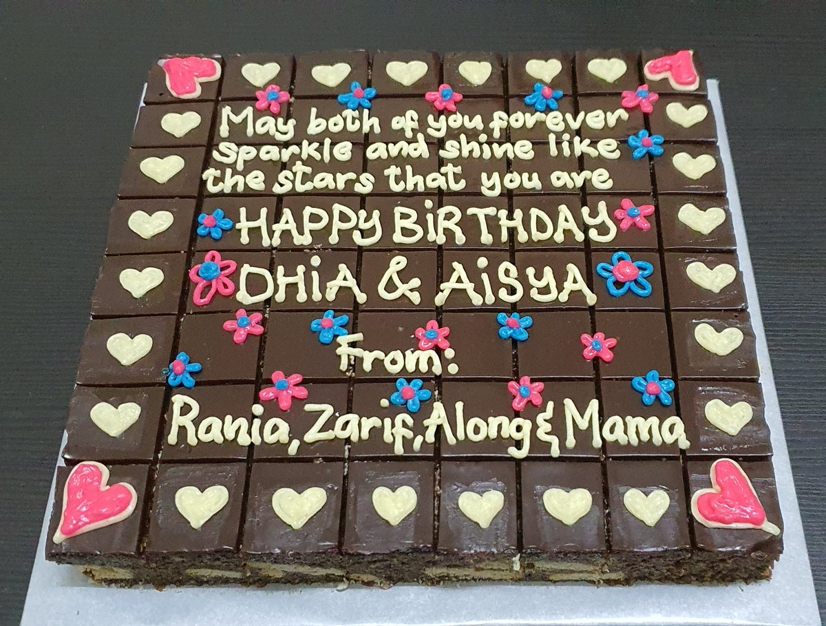 MimiMajia's tweet photo. My first tweet 😄
Nothing much..just finish buat kek batik ganache with wording..customer from Labuan order utk anakbuah nya dibrunei..so sweet thank youuuu💙
My IG is @batiksbymimi https://t.co/t4ZRUB6gde