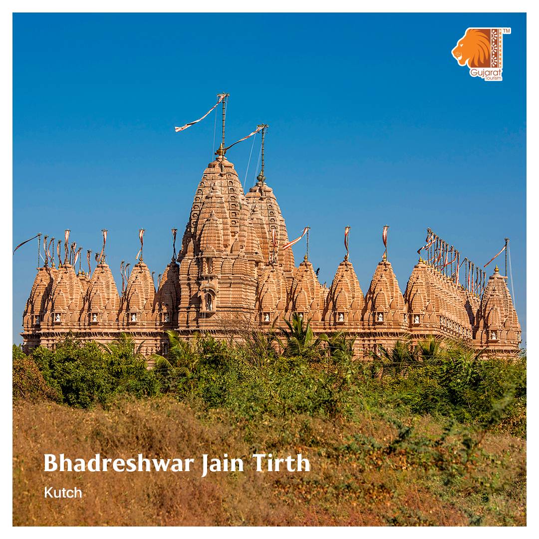 GujaratTourism's tweet photo. The abode of devotion, enthralls your spirit as you step into Bhadreshwar Jain Temple. The beautiful architecture & the calmness offers an insight into the spiritual realm that encapsulates Saurashtra. #Gujarattourism #Exploregujarat #Kutch #Jain #Temple #Divine #Bhadreshwar https://t.co/MGedW20BR1