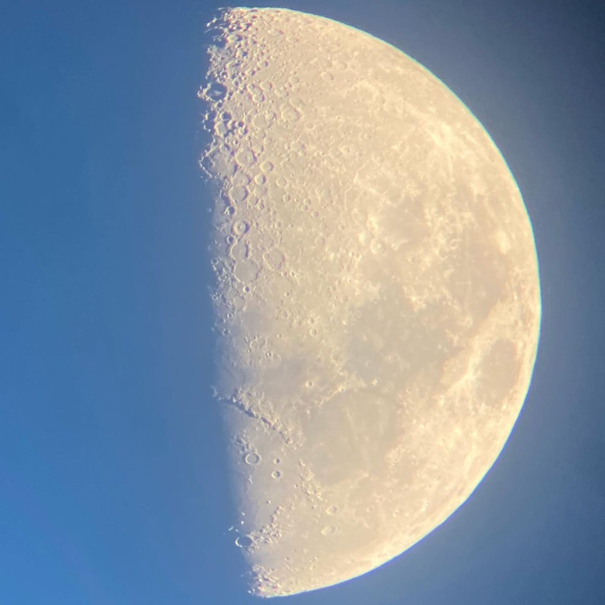 JetSarah's tweet image. Star Party ⭐️🌓 in Whitby last night with Whitby Astronomical Society. Isn’t the moon amazing!

#moon #lunarcycle #whitbyastronomicalsociety #whitby #stargazing