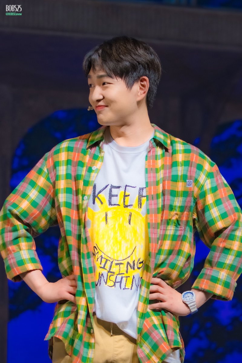 BOB52ONEW's tweet photo. ✨210716 뮤지컬 태양의노래 온유 막공 커튼콜데이 보정4

어깨 으쓱!
토끼 어깨가 원래 저렇게 넓고 그런가.. ?.. 거참 희한하네.. 흠 

#태양의노래 
#SHINee #샤이니 #온유 #ONEW #이진기 #オニュ https://t.co/c8z7GByp4k