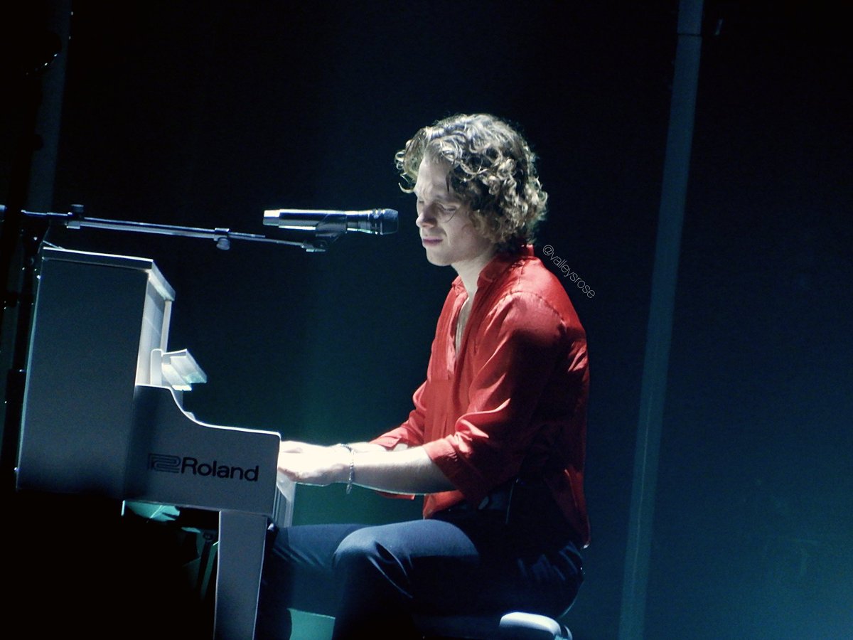 Stage 5SOS, always in my heart, always missing you.