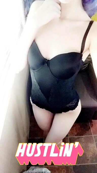 Who wants to play with me 💋 https://t.co/ZVrKQC1wup